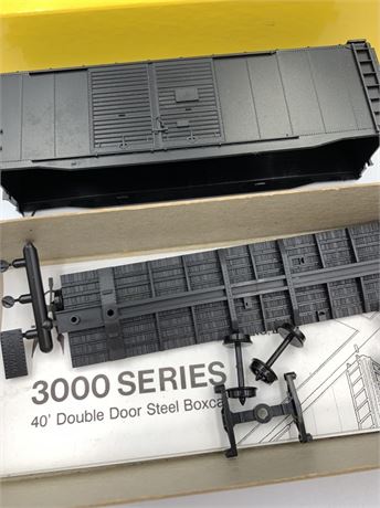 Accurail HO Scale 40’ Undecorated Double Door Train Car