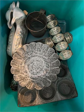 Box Lot of Assorted Kitchen Bakeware
